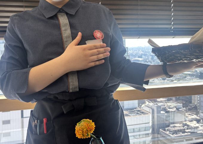 スタッフの方の胸元にあるヒーローバッチ