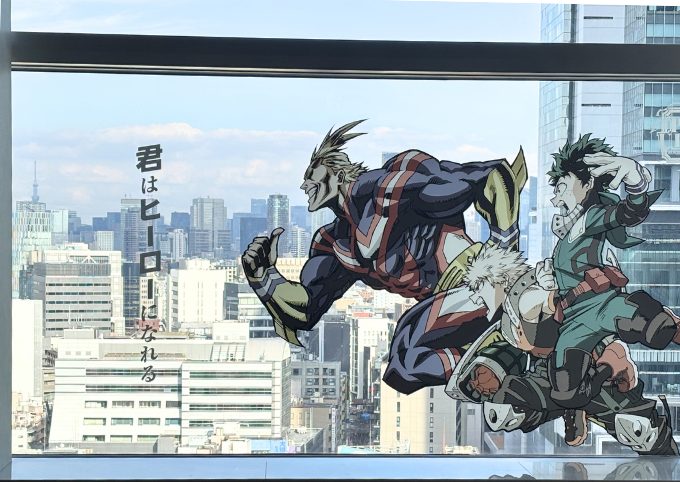 窓にかかれたオールマイトとデク