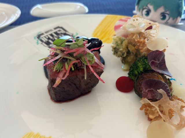 “黒デク風”国産牛の煮込みとロティ
ヒーローたちをイメージしたガルニチュール