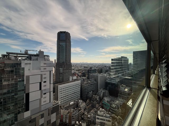 ビエントの大きな窓から見える渋谷の街並み
