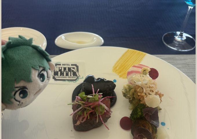 デクくんと“黒デク風”国産牛の煮込みとロティ
ヒーローたちをイメージしたガルニチュール