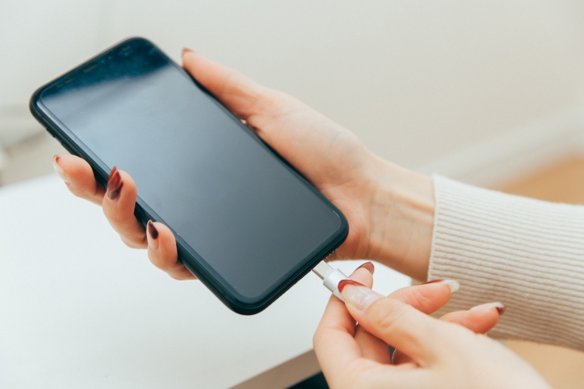 外出先でスマホを充電する様子｜モバイルバッテリー選びで失敗しがちなケーブル問題