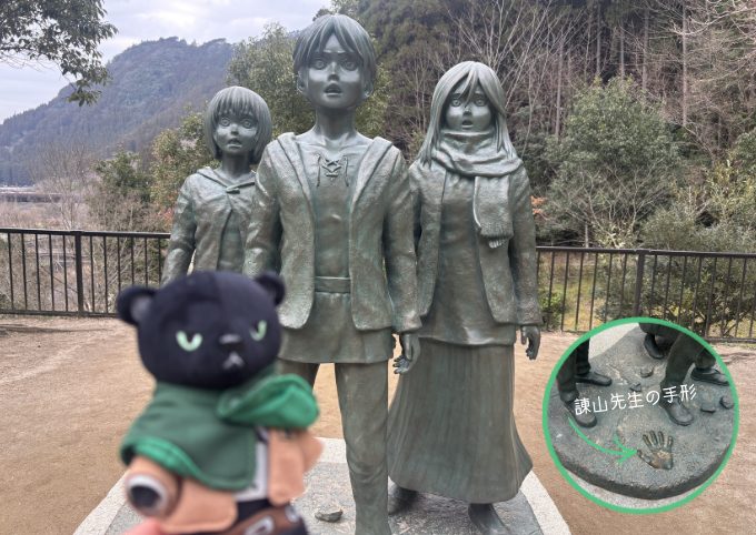 『進撃の巨人』第1話の印象的なシーン、幼なじみのエレン、ミカサ、アルミンが超大型巨人を見上げる像