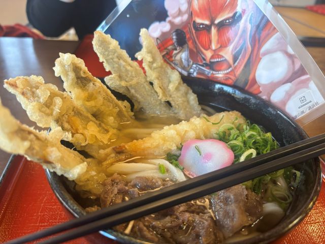 進撃の巨人コラボのうどん