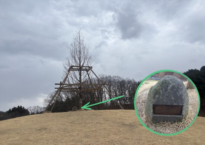 進撃の巨人 あの丘の木とエレンの墓をイメージした記念碑